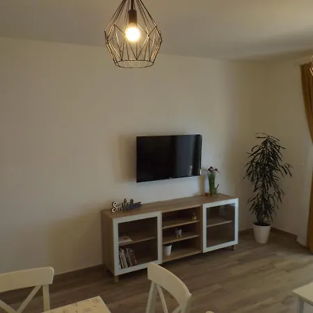 Elma Ostanak kod kuće