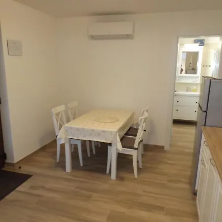 Ostanak kod kuće Elma